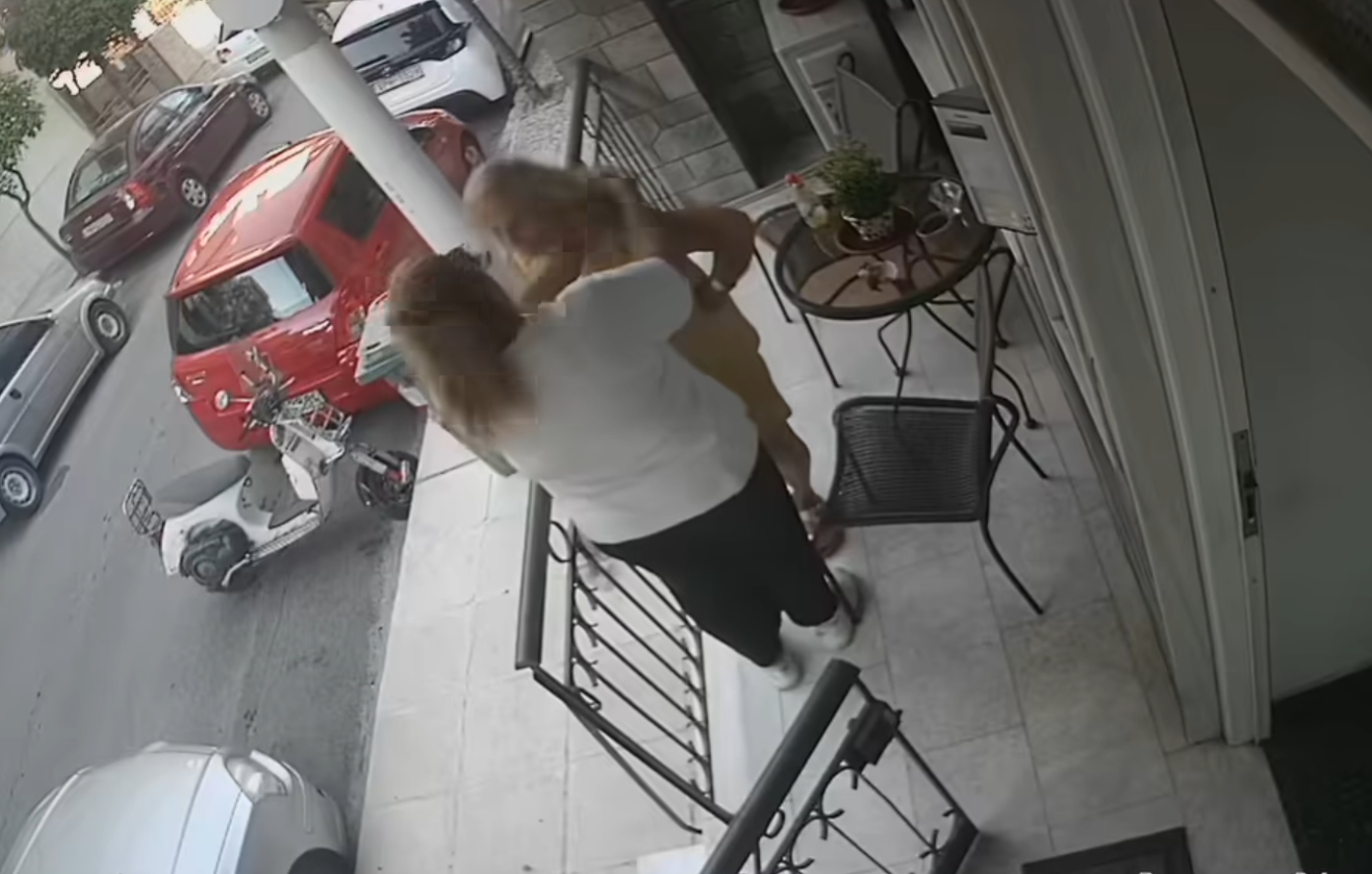 Η στιγμή που Ρομά αφαιρεί αλυσίδα από τον λαιμό ηλικιωμένης – Δείτε το βίντεο