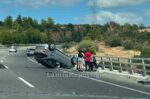 Όχημα ανατράπηκε στη γέφυρα του Μαρτίνου – Ασφαλείς οδηγός και συνοδηγός