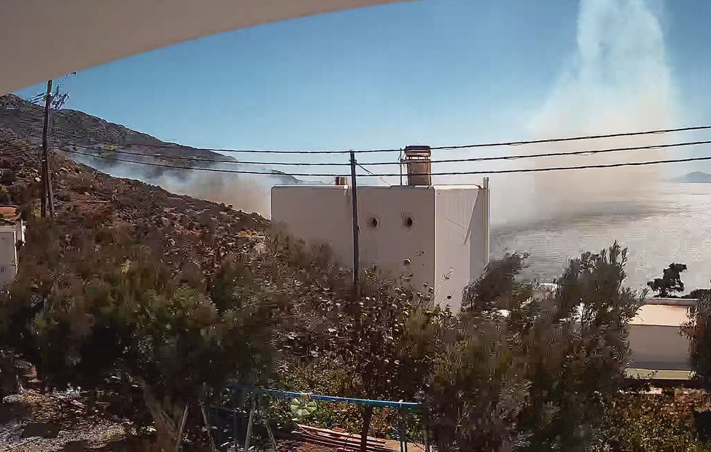 Βελτιωμένη η κατάσταση της πυρκαγιάς στην Παλαιόπολη Άνδρου – Ενισχύθηκαν οι πυροσβεστικές ομάδες