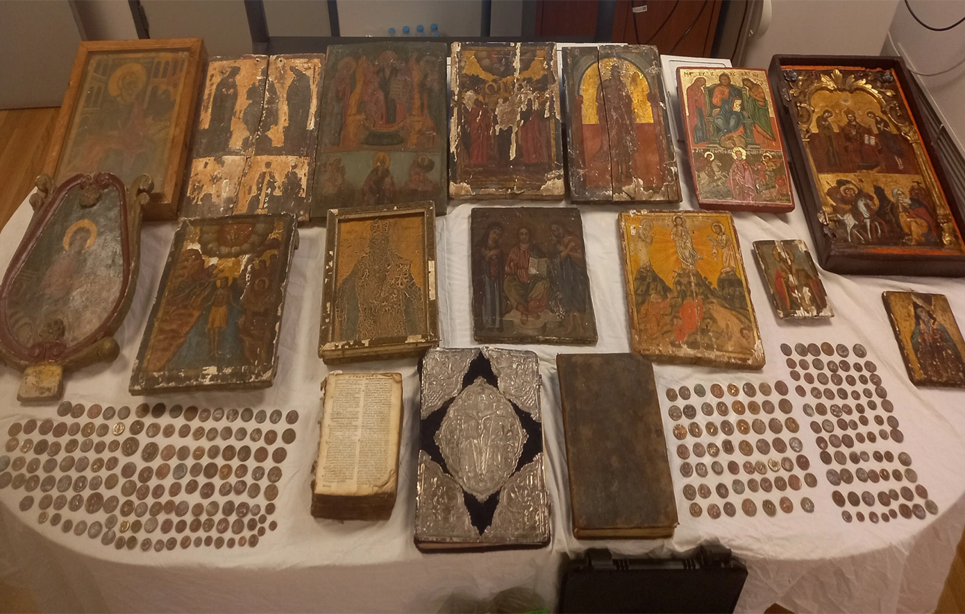 Τα ευρήματα των ερευνών άφησαν άφωνους ακόμη και τους αστυνομικούς, δηλώνει η ΕΛ.ΑΣ. για το κύκλωμα αρχαιοκαπηλίας