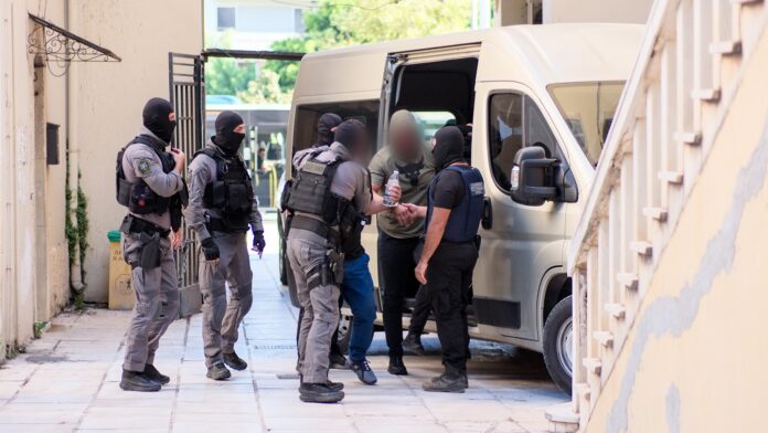 Κρητική Μαφία: Αστυνομικός με τα ψευδώνυμα «γκόμενα» και «κοπέλα» ελεύθερος με όρους