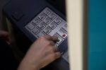 Οι τράπεζες μελετούν τη συγχώνευση όλων των ΑΤΜ σε ενιαίο δίκτυο