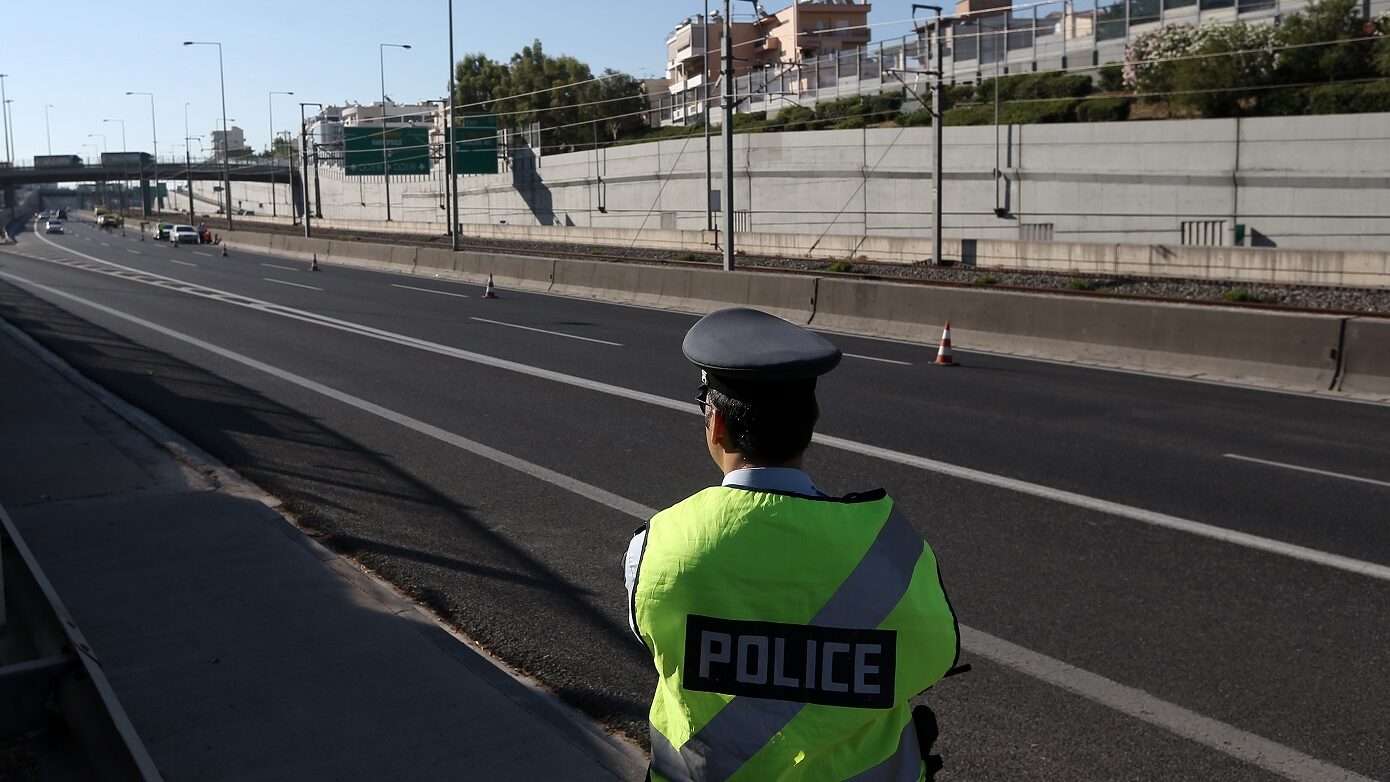 40χρονη συλλαμβάνεται δύο φορές σε τέσσερις μέρες στη ΛΕΑ της Αττικής Οδού – Χάνει την άδεια οδήγησης