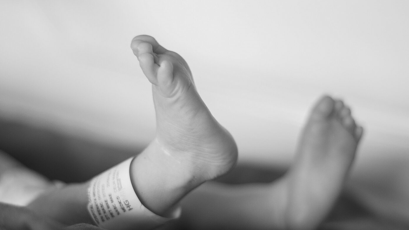 Ανησυχία για πιθανή υπόθεση Πισπιρίγκου ή Μουρτζούκου: Θάνατος βρέφους αποδόθηκε σε «παθολογικά αίτια» παρά τις εκτεταμένες κακώσεις