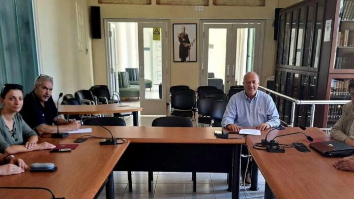Σύσκεψη Δημάρχου Χίου με την ΟΛΜΕ για τις προκλήσεις στα σχολεία