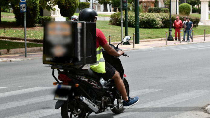 Διανομέας δάγκωσε και έκοψε το δάχτυλο οδηγού για μια θέση στάθμευσης στον Κορυδαλλό – Δείτε βίντεο