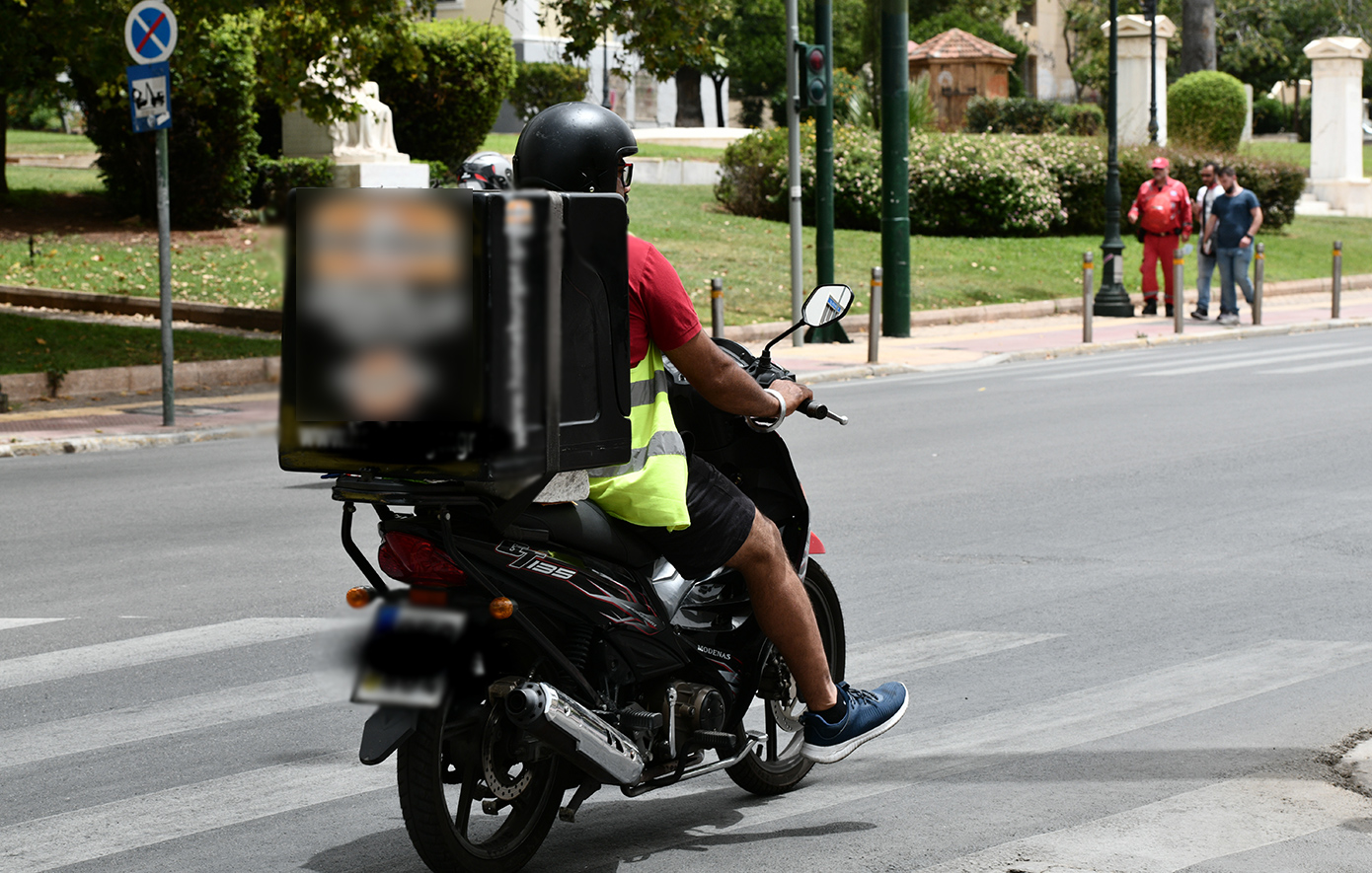 Διανομέας δάγκωσε και έκοψε το δάχτυλο οδηγού για μια θέση στάθμευσης στον Κορυδαλλό – Δείτε βίντεο