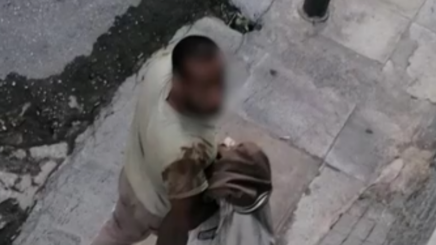 Ξυπόλητος άνδρας ενοχλεί γυναίκες σε Περιστέρι και Εξάρχεια: Εισβάλλει και σε καταστήματα – Δείτε τη φωτογραφία του
