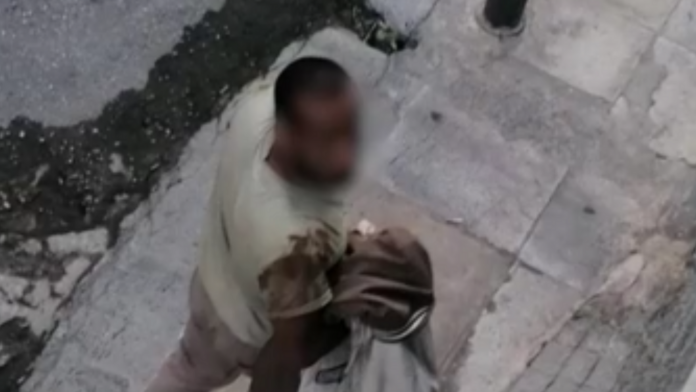 Ξυπόλητος άνδρας ενοχλεί γυναίκες σε Περιστέρι και Εξάρχεια: Εισβάλλει και σε καταστήματα – Δείτε τη φωτογραφία του