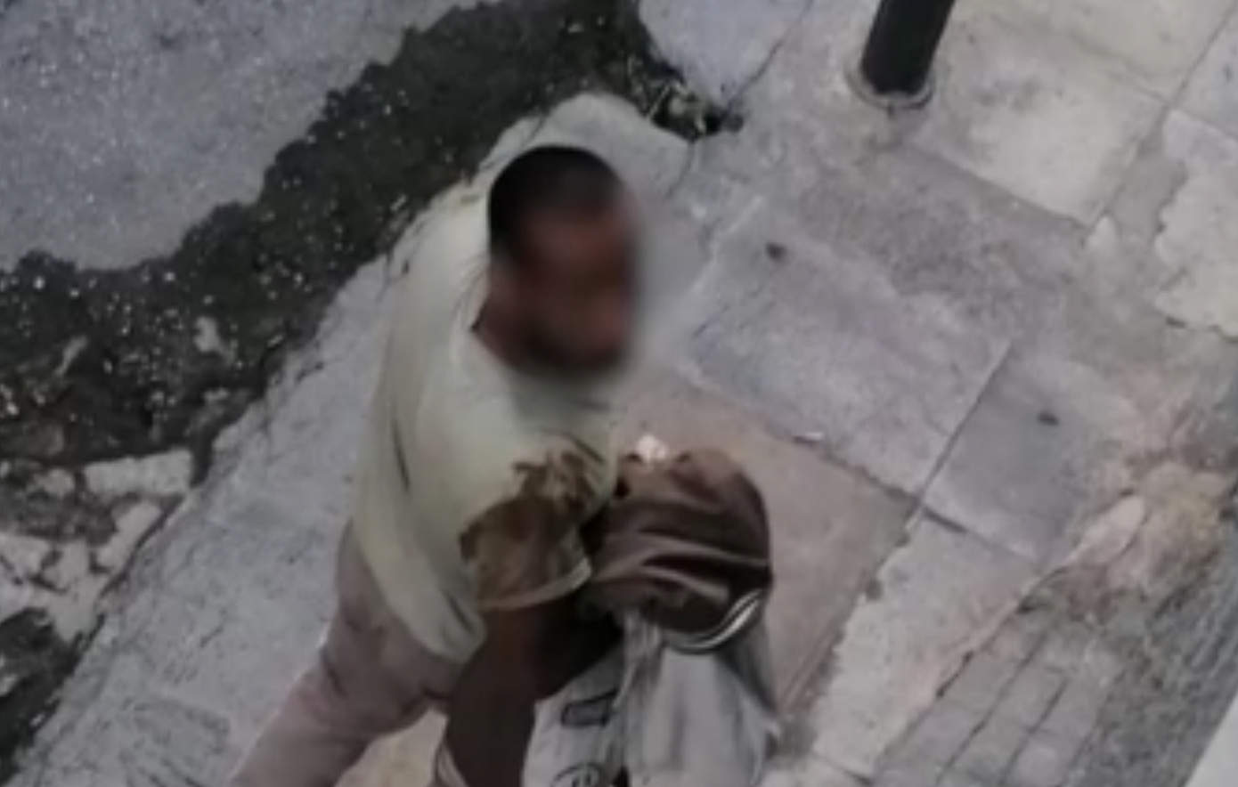 Ξυπόλητος άνδρας ενοχλεί γυναίκες σε Περιστέρι και Εξάρχεια: Εισβάλλει και σε καταστήματα – Δείτε τη φωτογραφία του