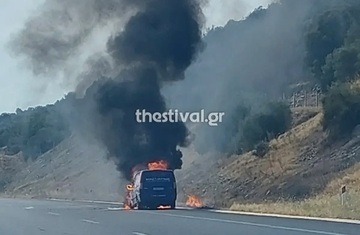 Φλεγόμενο φορτηγό στην Εγνατία Οδό – Η πυρκαγιά εξαπλώθηκε σε θάμνους