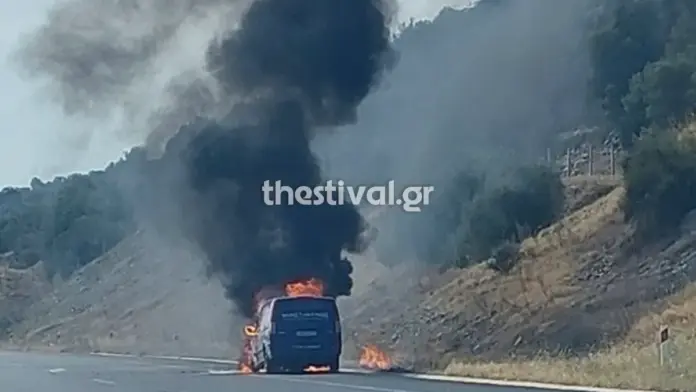 Φλεγόμενο φορτηγό στην Εγνατία Οδό – Η πυρκαγιά εξαπλώθηκε σε θάμνους