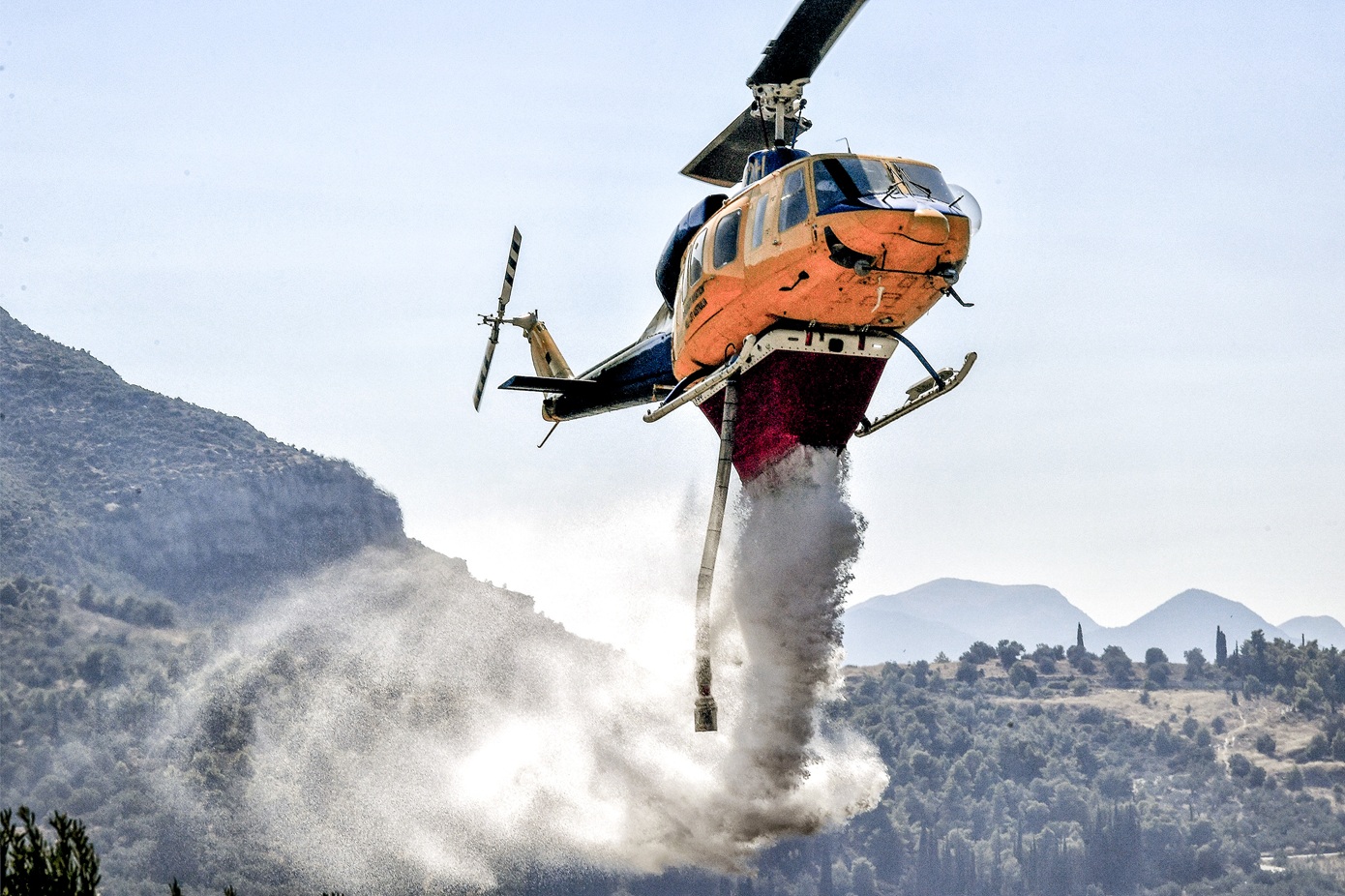 Πυρκαγιά στον οικισμό Βρίσα στη Λέσβο – Εναέρια μέσα σε δράση