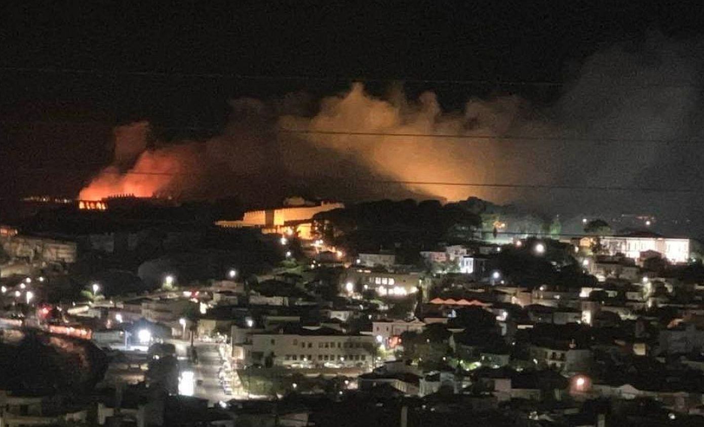 Πυρκαγιά αυτή τη στιγμή κοντά στο κάστρο Μυτιλήνης