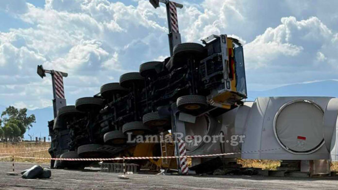 Ανατροπή γερανού με ανεμογεννήτριες στο λιμάνι Στυλίδας – Δείτε το βίντεο