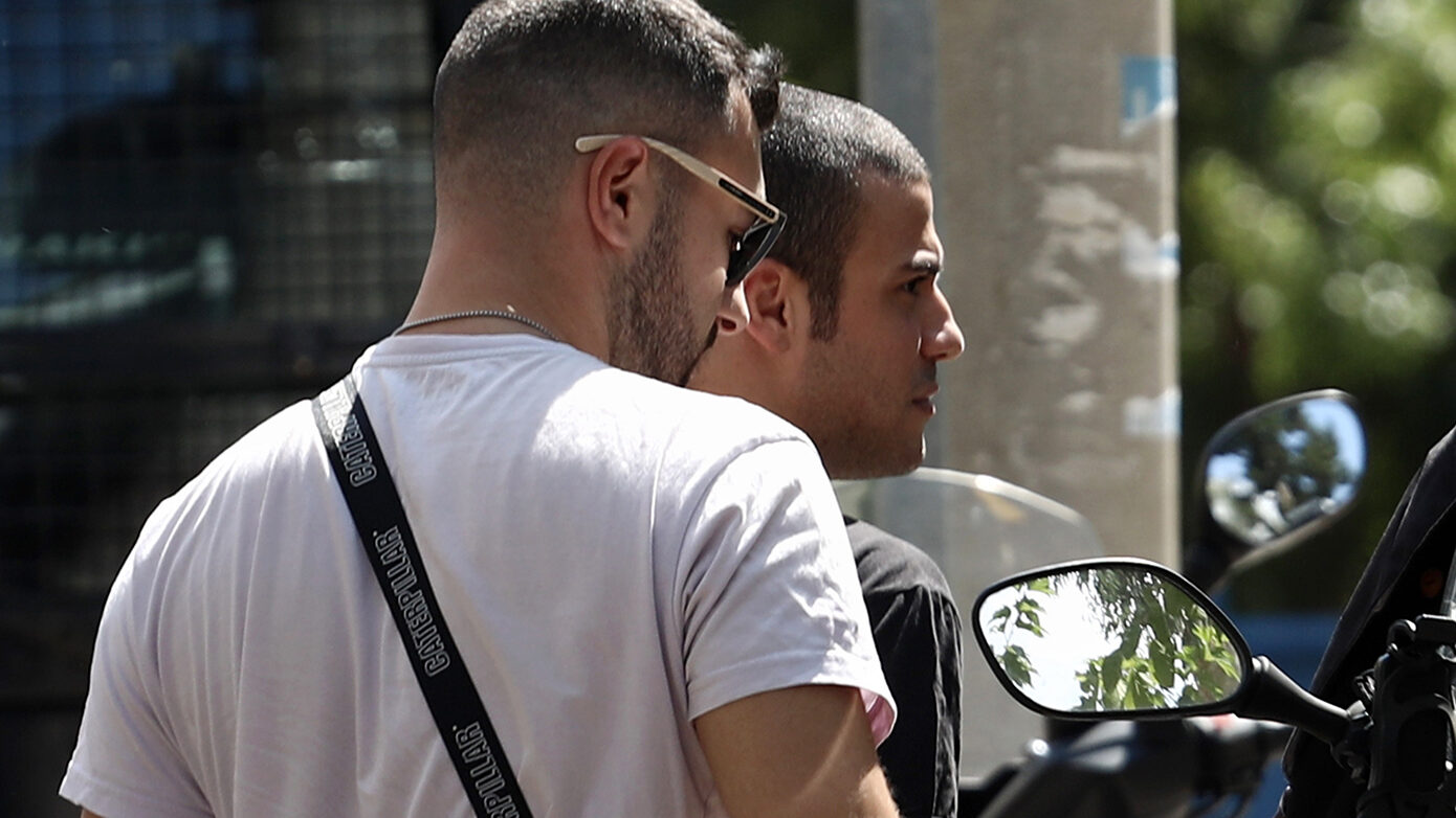 Φωτογραφίες από τη μεταγωγή του Γιάννη Μάλαμα στον εισαγγελέα μετά την επίθεση σε αστυνομικό
