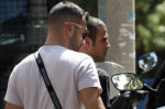 Φωτογραφίες από τη μεταγωγή του Γιάννη Μάλαμα στον εισαγγελέα μετά την επίθεση σε αστυνομικό