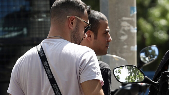 Φωτογραφίες από τη μεταγωγή του Γιάννη Μάλαμα στον εισαγγελέα μετά την επίθεση σε αστυνομικό