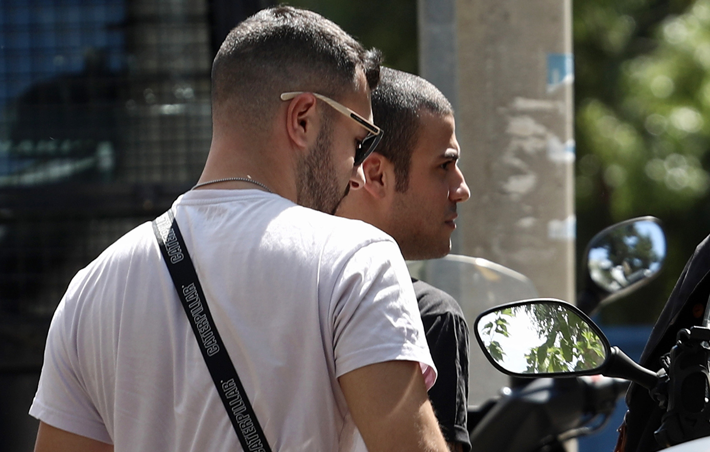 Φωτογραφίες από τη μεταγωγή του Γιάννη Μάλαμα στον εισαγγελέα μετά την επίθεση σε αστυνομικό