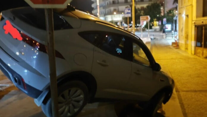 Αυτοκίνητο «αιωρήθηκε» στην παραλιακή λεωφόρο Ηρακλείου λόγω σφάλματος του οδηγού