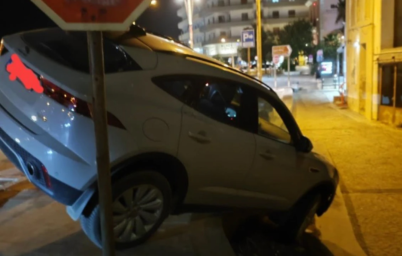 Αυτοκίνητο «αιωρήθηκε» στην παραλιακή λεωφόρο Ηρακλείου λόγω σφάλματος του οδηγού
