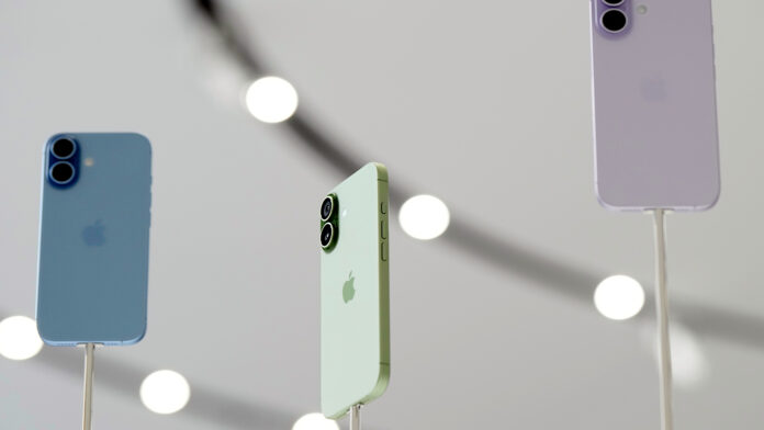 Η Apple διατηρεί τις τιμές των νέων iPhone παρά τις δασμολογικές πιέσεις από τον Τραμπ
