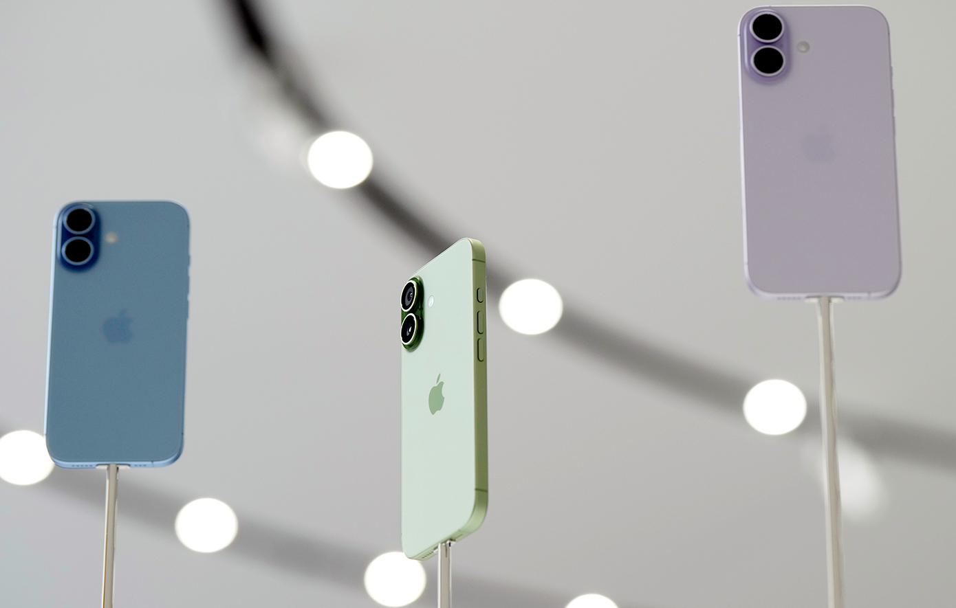 Η Apple διατηρεί τις τιμές των νέων iPhone παρά τις δασμολογικές πιέσεις από τον Τραμπ