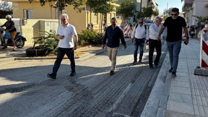 Επίσκεψη Δημάρχου Ηρακλείου σε έργα ασφαλτόστρωσης στη Νέα Αλικαρνασσό