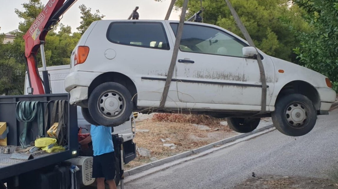 Φρέσκια περισυλλογή εγκαταλελειμμένων αυτοκινήτων στον Δ. Ηρακλείου Αττικής