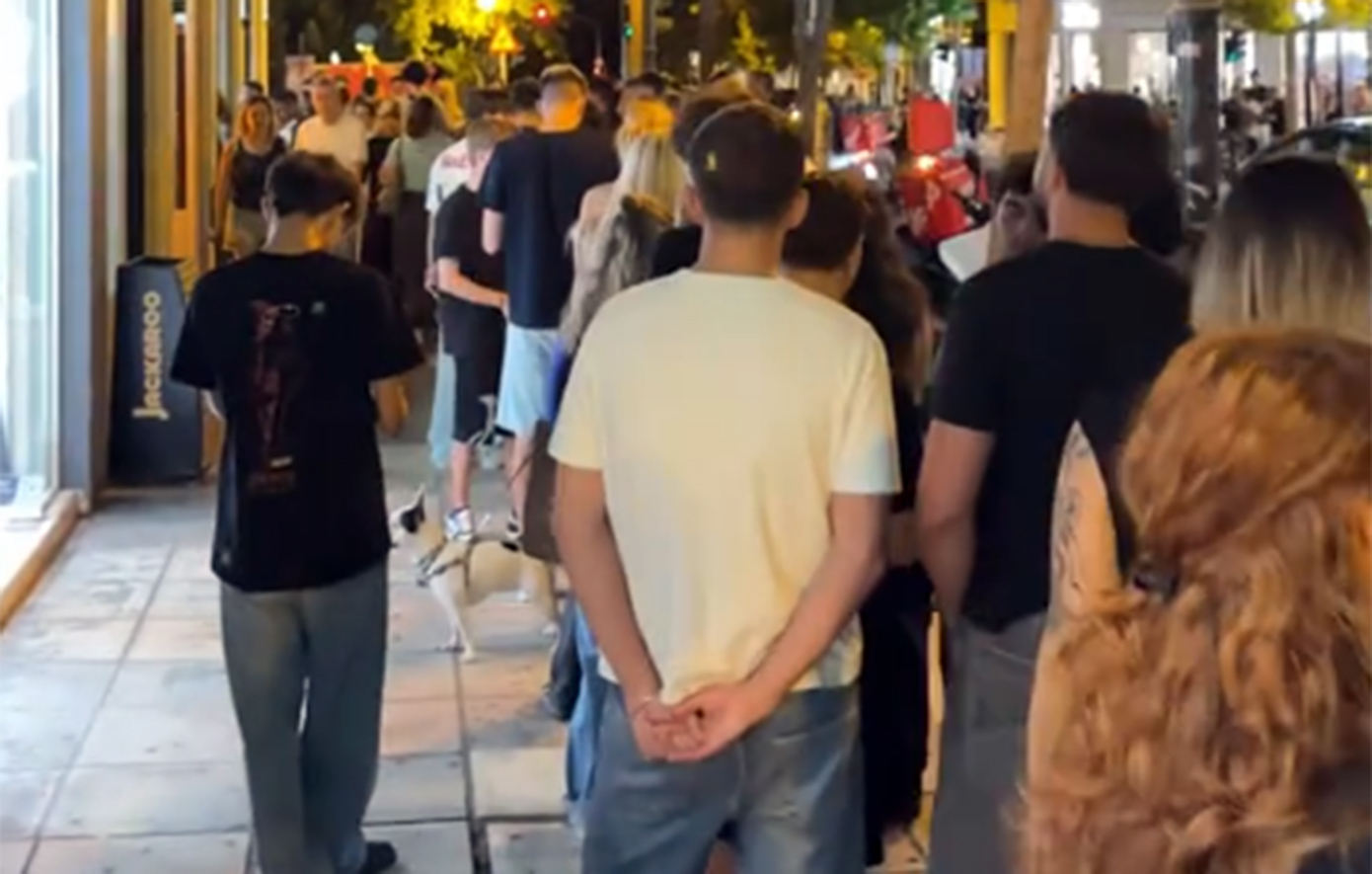 Ουρές στη Θεσσαλονίκη για τα εγκαίνια καταστήματος fast food
