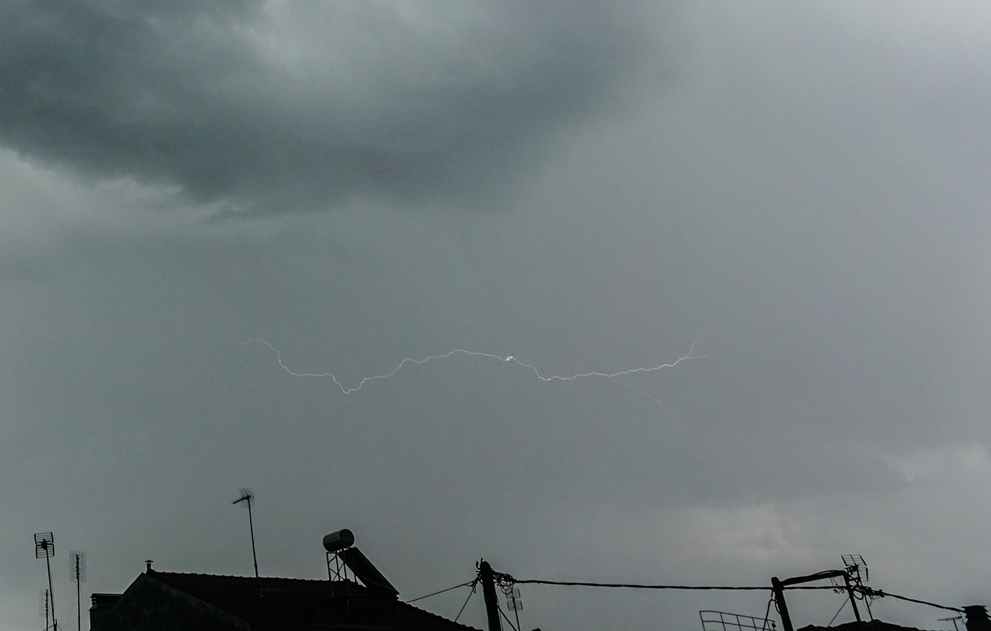 «Η χώρα από αύριο χωρίζεται στα δύο» – Ποιες περιοχές θα πλήξουν έντονες βροχοπτώσεις, καταιγίδες, χαλάζι και κεραυνοί