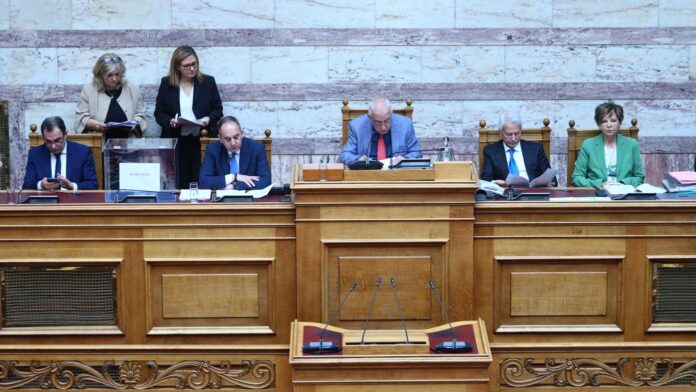 Αυστηρότερα μέτρα για πολυλογάδες βουλευτές: Διακοπή τηλεοπτικής μετάδοσης αν υπερβούν τον χρόνο ομιλίας
