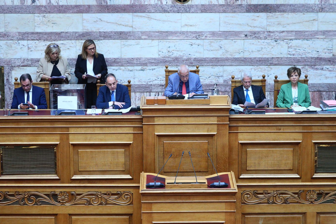 Αυστηρότερα μέτρα για πολυλογάδες βουλευτές: Διακοπή τηλεοπτικής μετάδοσης αν υπερβούν τον χρόνο ομιλίας