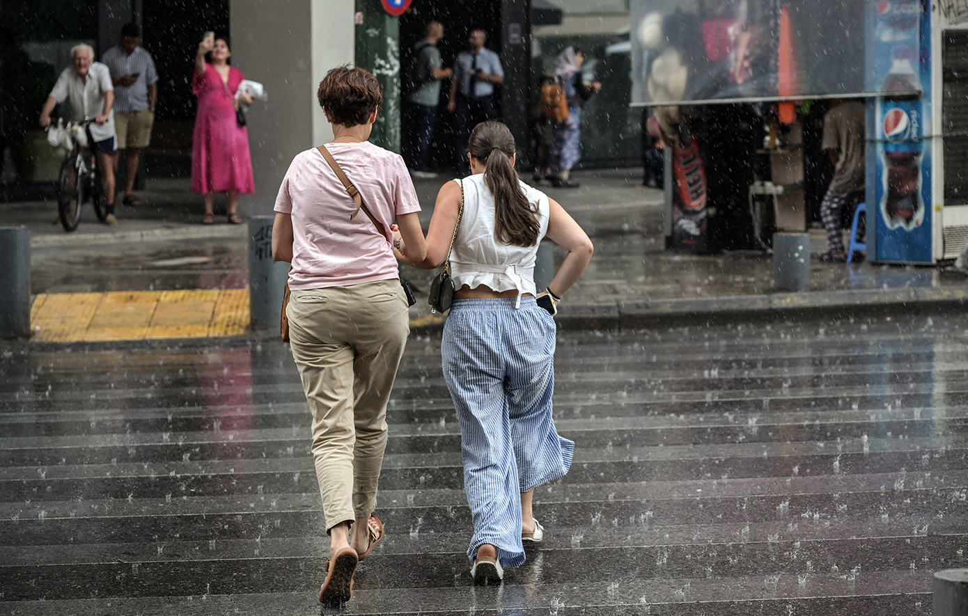 Έντονη επιδείνωση του καιρού με δυνατές καταιγίδες και πτώση θερμοκρασίας – Ποιες περιοχές θα επηρεαστούν;