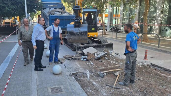 Ο Δήμαρχος επιθεωρεί την ανανέωση οδού στο κέντρο της Καλαμάτας