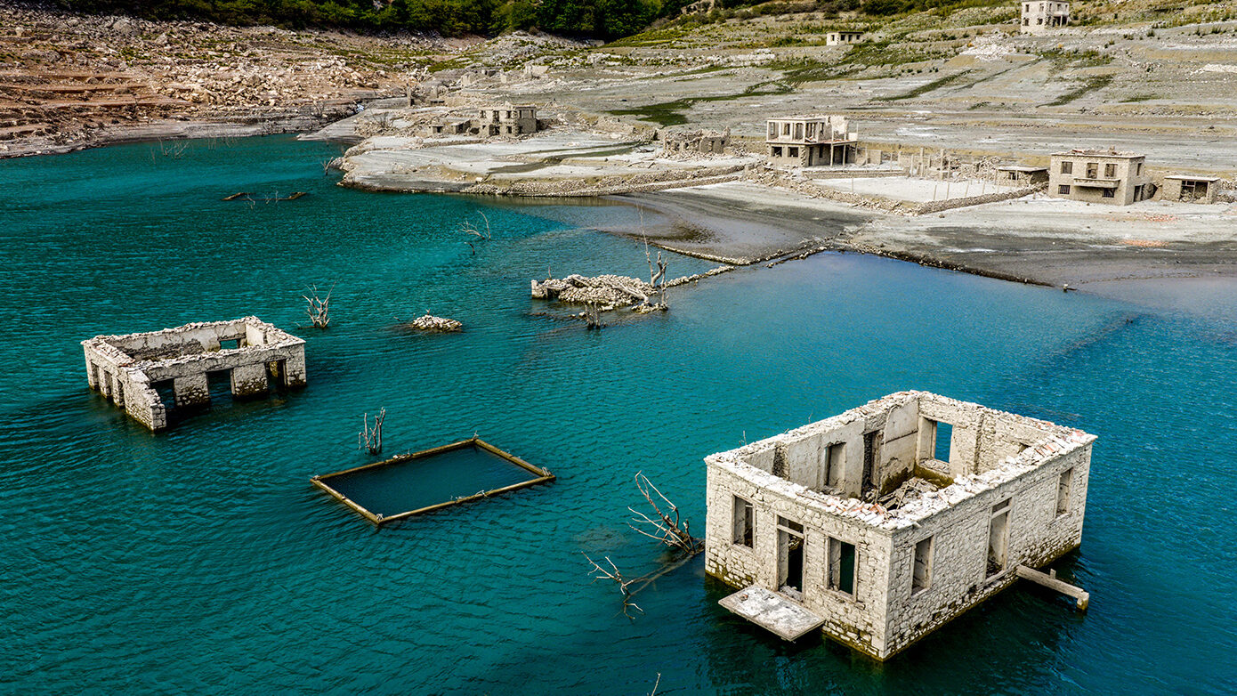 Εντυπωσιακές νέες εικόνες από το αναδυόμενο βυθισμένο χωριό «Κάλλιο» στη λίμνη Μόρνου