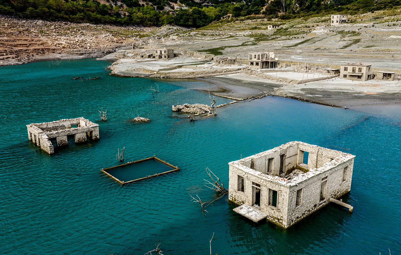 Εντυπωσιακές νέες εικόνες από το αναδυόμενο βυθισμένο χωριό «Κάλλιο» στη λίμνη Μόρνου