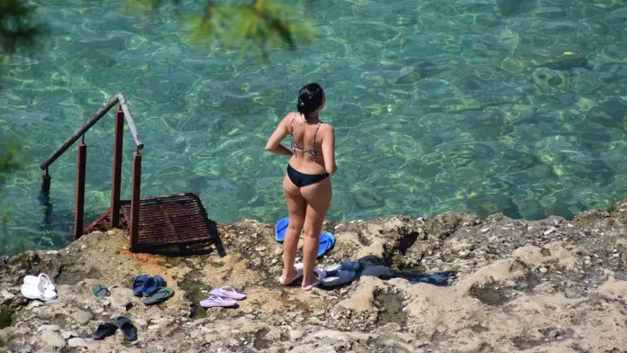 Οι Αθηναίοι κατέκλυσαν τις παραλίες – Που άγγιξε τους 35 βαθμούς Κελσίου η θερμοκρασία