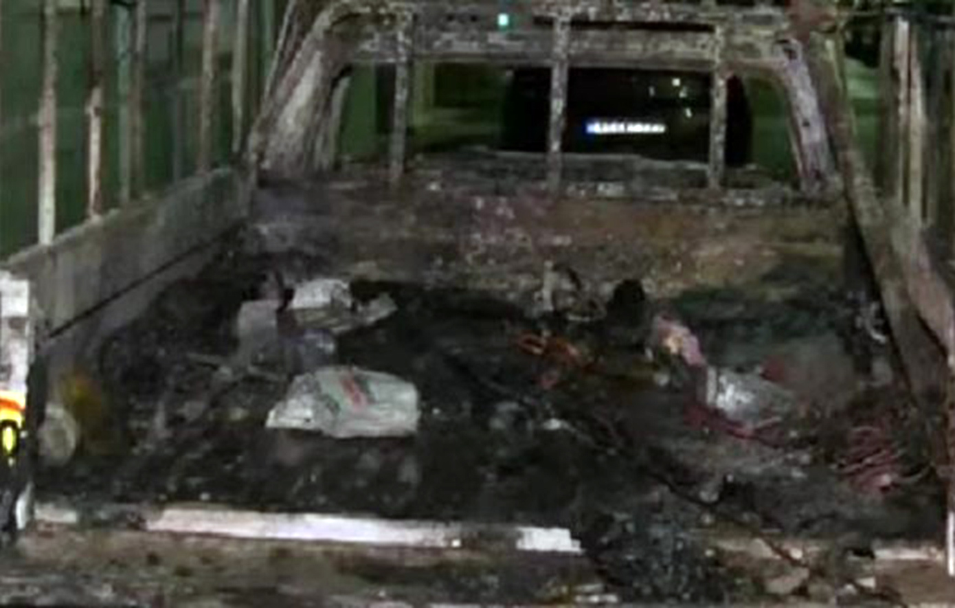 Φωτιά καταστρέφει δύο αυτοκίνητα και ένα δίκυκλο στον Πειραιά – Ερευνάται πιθανός εμπρησμός