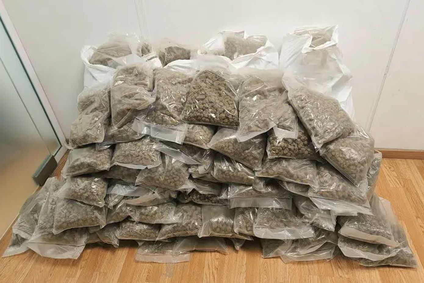 Νεαροί μετέφεραν, μέσω ταχυδρομικού πακέτου, 62 κιλά ακατέργαστης κάνναβης