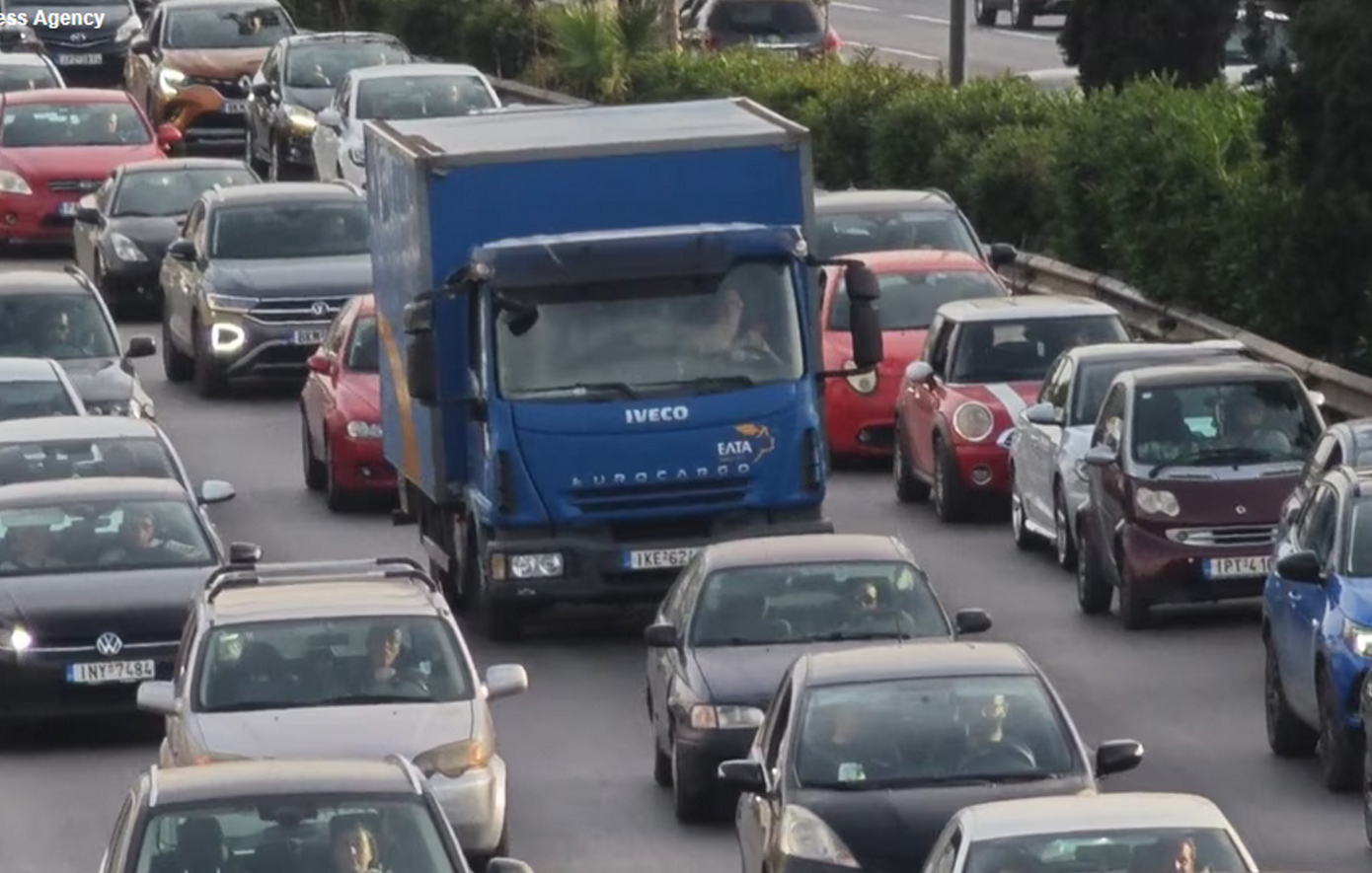 Κίνηση σήμερα: «Μποτιλιάρισμα» από το πρωί, ατύχημα στην Ποσειδώνος