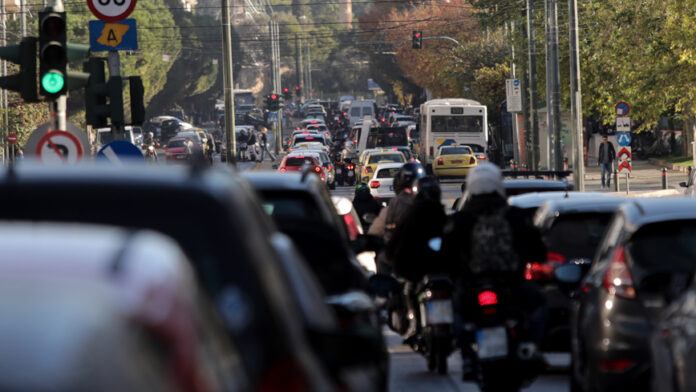 Σύγκρουση λεωφορείου με γερανό στη Συγγρού – Κυκλοφοριακό χάος στο σημείο