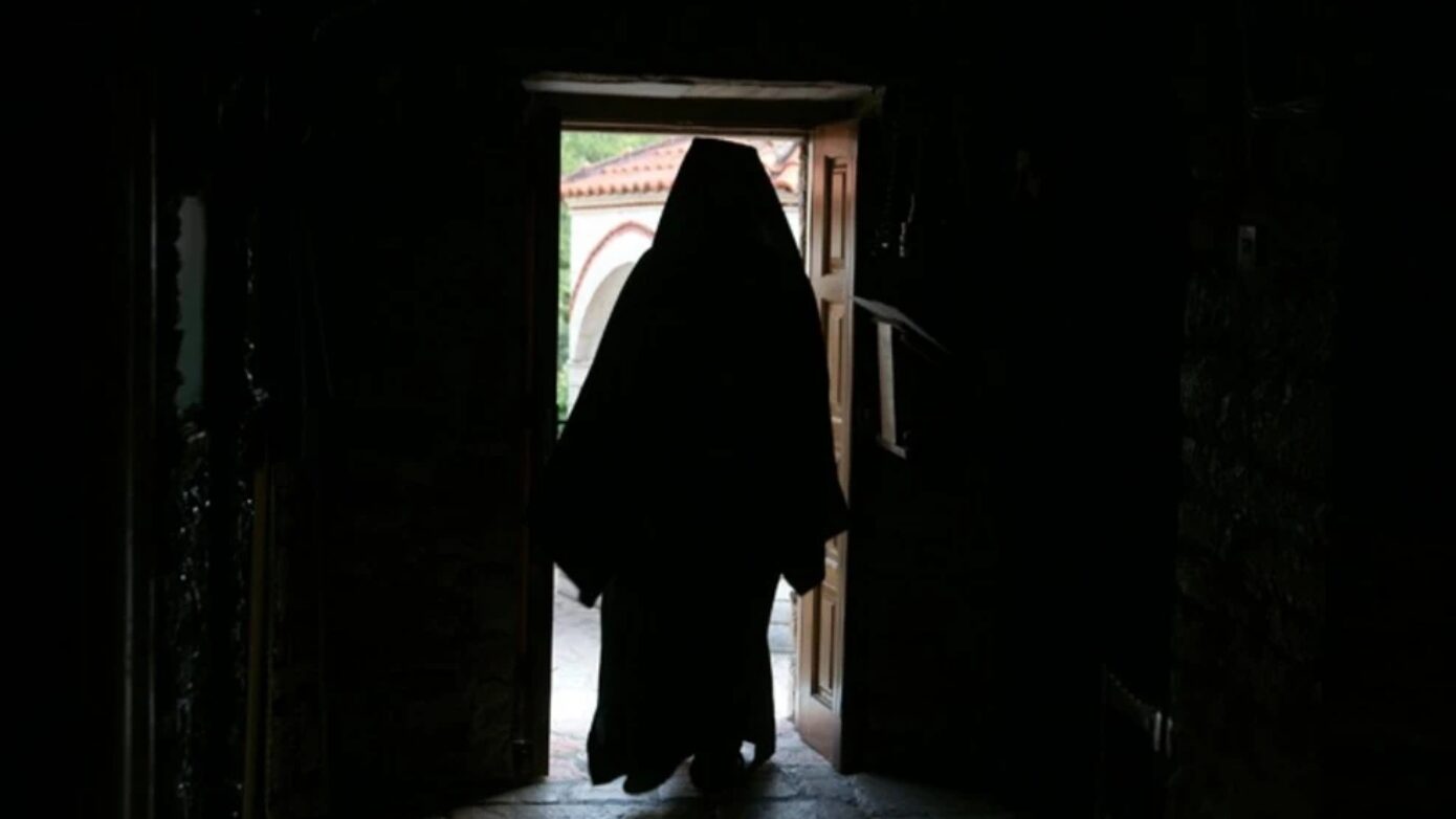 «Με έκαναν τη ζωή κόλαση, με απείλησαν, αλλά όχι με ροζ βίντεο», δηλώνει ο κληρικός στην υπόθεση «μαφίας της Κρήτης»