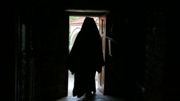 «Με έκαναν τη ζωή κόλαση, με απείλησαν, αλλά όχι με ροζ βίντεο», δηλώνει ο κληρικός στην υπόθεση «μαφίας της Κρήτης»