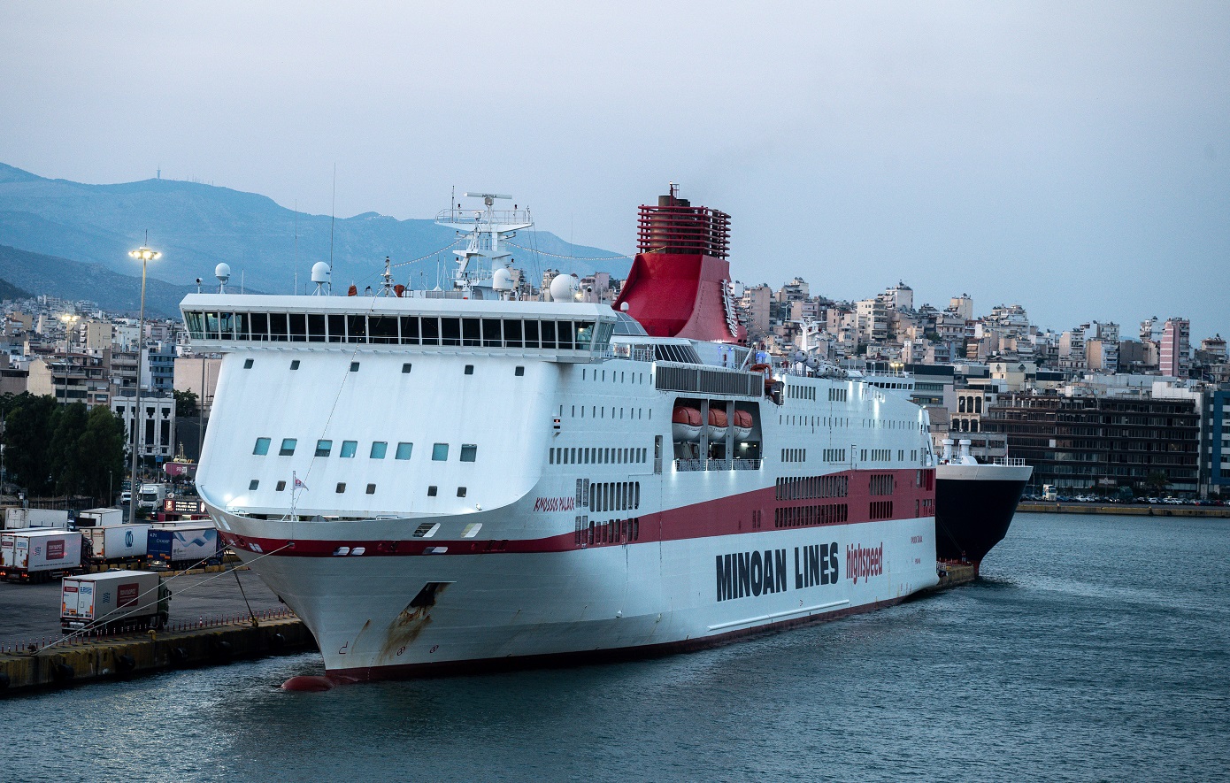 Σάλος με επιβάτες στο «Knossos Palace»: Παρέλειψε τη Μήλο εξαιτίας απαγορευτικού