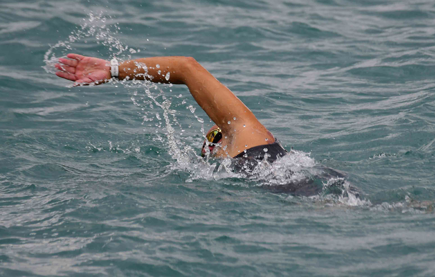 Ο Σταύρος Σμυρλής ξεκίνησε μια επική κολυμβητική διαδρομή 100 χλμ. από το Ναύπλιο προς τις Σπέτσες για τη «Φλόγα» – Δείτε το βίντεο