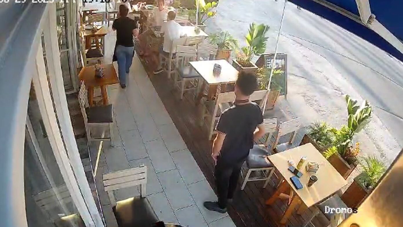 Πελάτης ψησταριάς κινδύνευε από πνιγμό και εργαζόμενοι τον έσωσαν με τη λαβή Χάιμλιχ – Δείτε το βίντεο