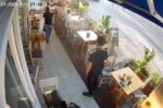 Πελάτης ψησταριάς κινδύνευε από πνιγμό και εργαζόμενοι τον έσωσαν με τη λαβή Χάιμλιχ – Δείτε το βίντεο