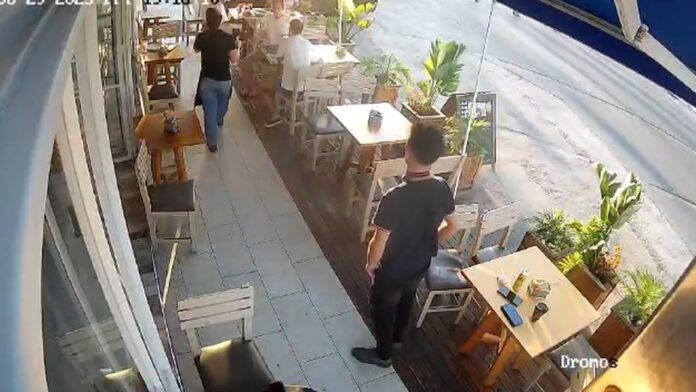 Πελάτης ψησταριάς κινδύνευε από πνιγμό και εργαζόμενοι τον έσωσαν με τη λαβή Χάιμλιχ – Δείτε το βίντεο