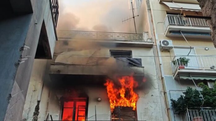 Πυρκαγιά σε παλιό κτίριο στο Μεταξουργείο